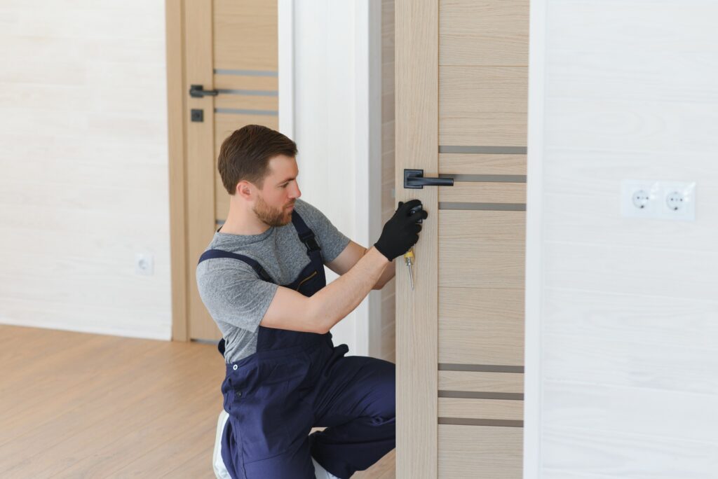 Oferty pracy w Holandii 2 Young man fixing the door in house