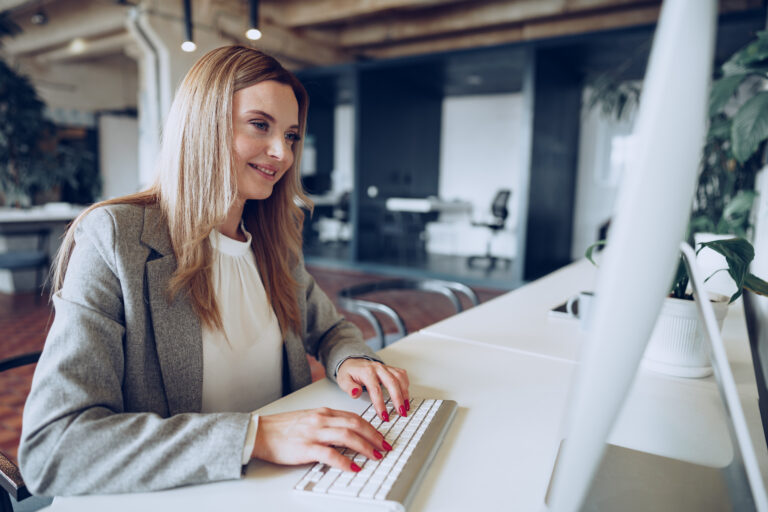 portret al unei tinere femei de afaceri inteligente, așezată la 2026 01 08 06 00 48 utc 1